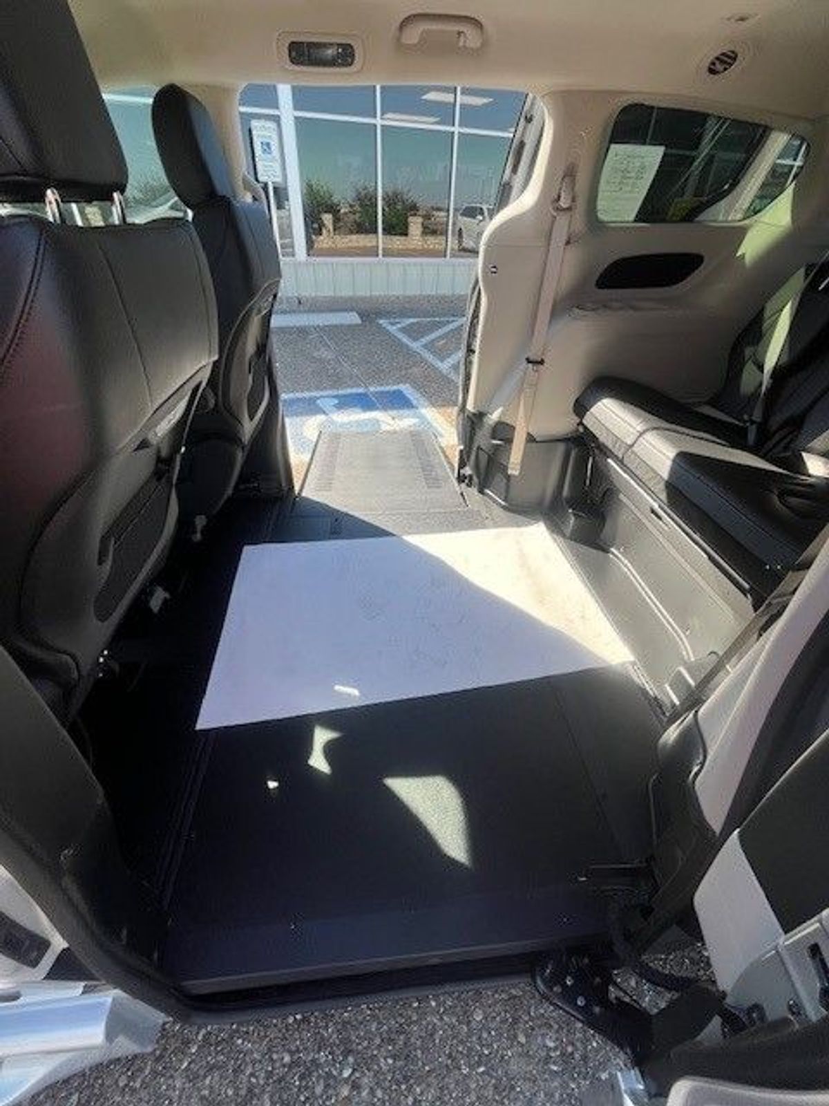 Silver Chrysler Pacifica image number 9