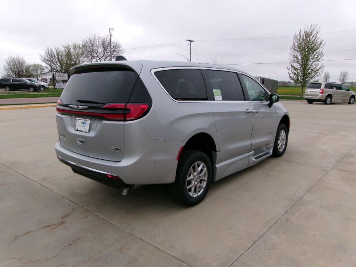 Silver Chrysler Pacifica image number 18