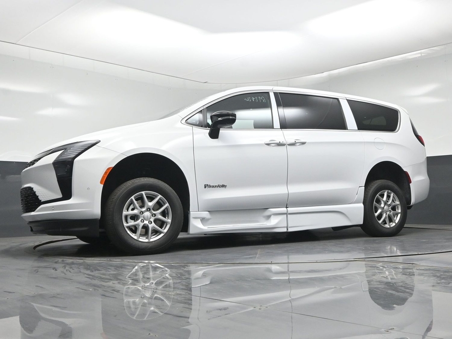 White Chrysler Pacifica image number 17