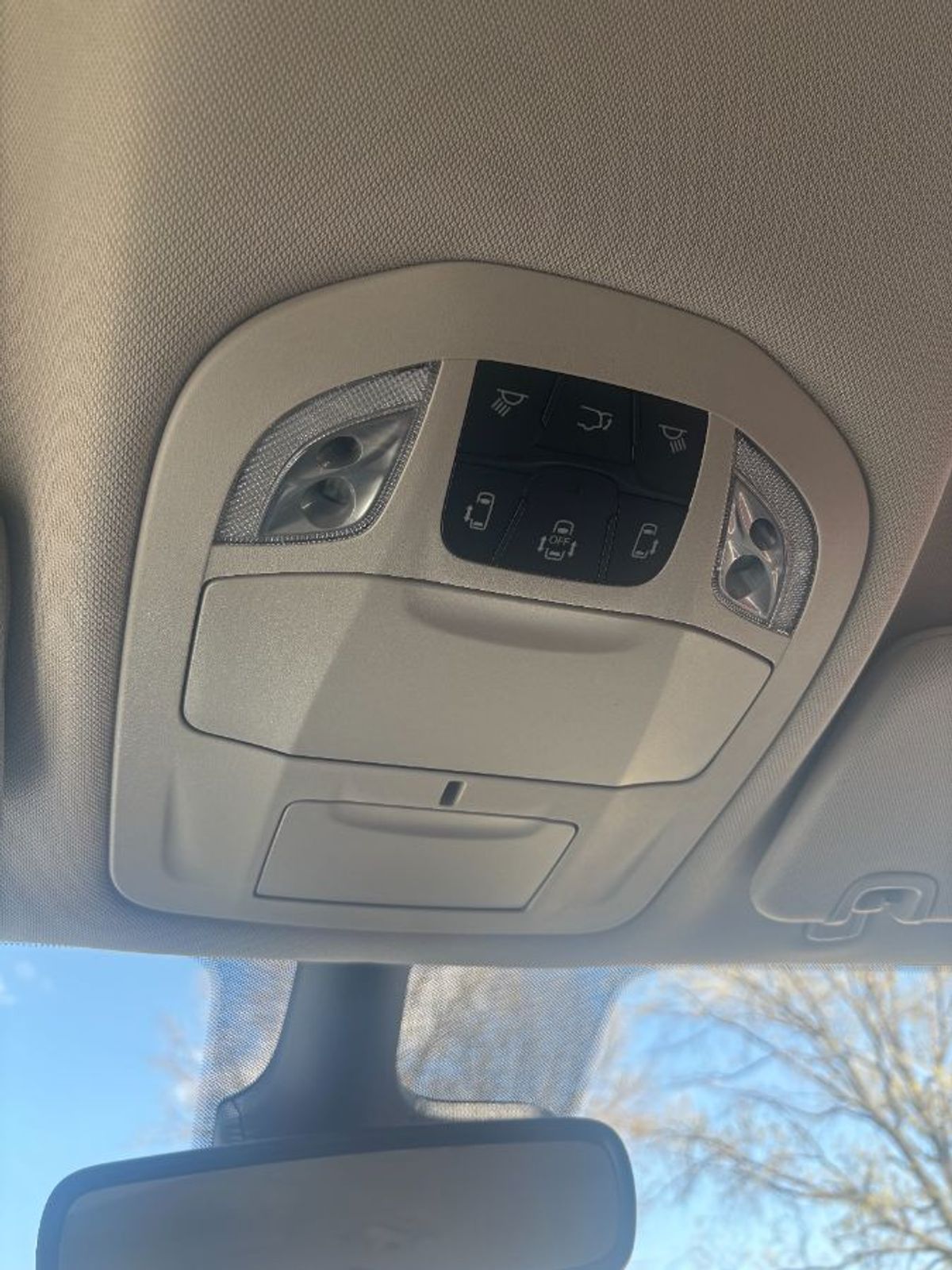 White Chrysler Voyager image number 6
