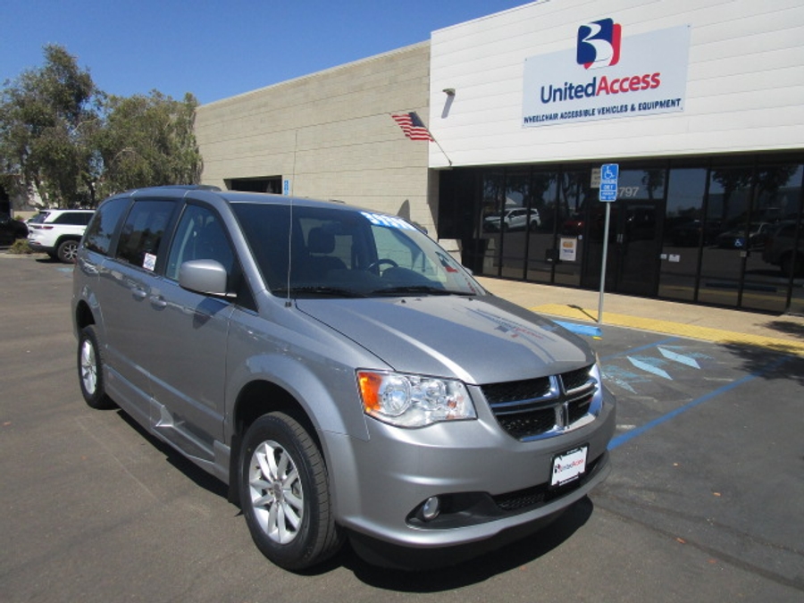 Used 2019 Dodge Grand Caravan SXT - Revability Side Entry Entry Fold Out Automatic Ramp