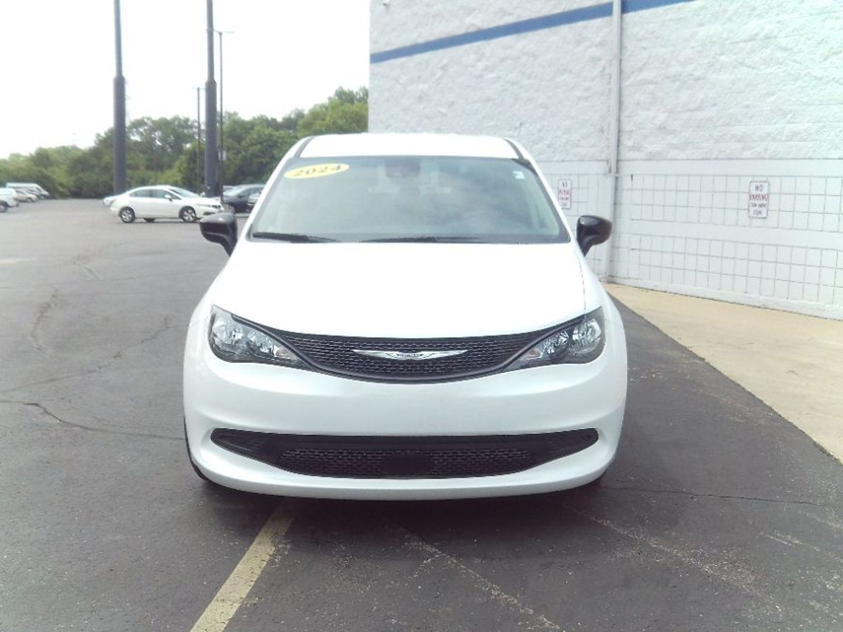 White Chrysler Voyager image number 11