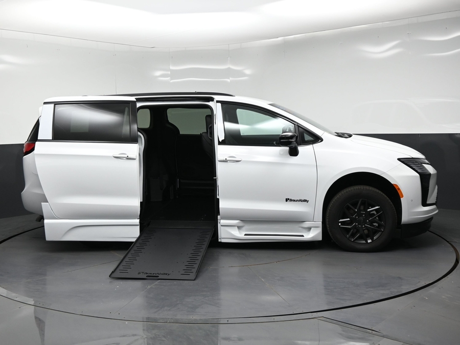 New 2027 Chrysler Pacifica Select Sport - BraunAbility Side Entry In Floor Automatic Ramp