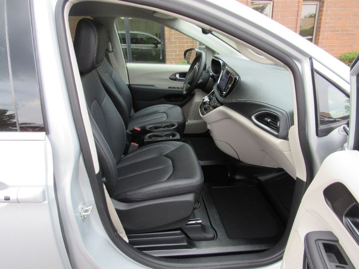 Silver Chrysler Pacifica image number 6