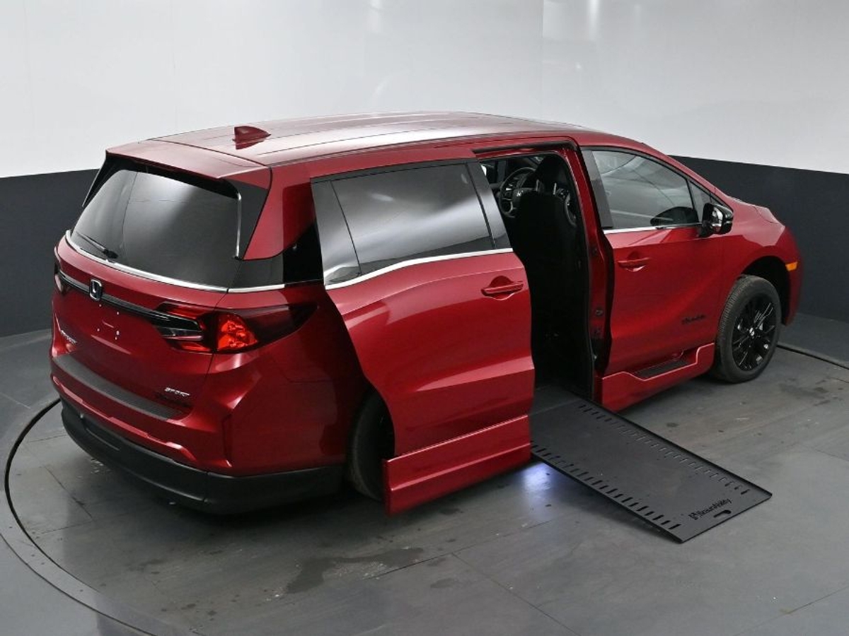 Red Honda Odyssey image number 24