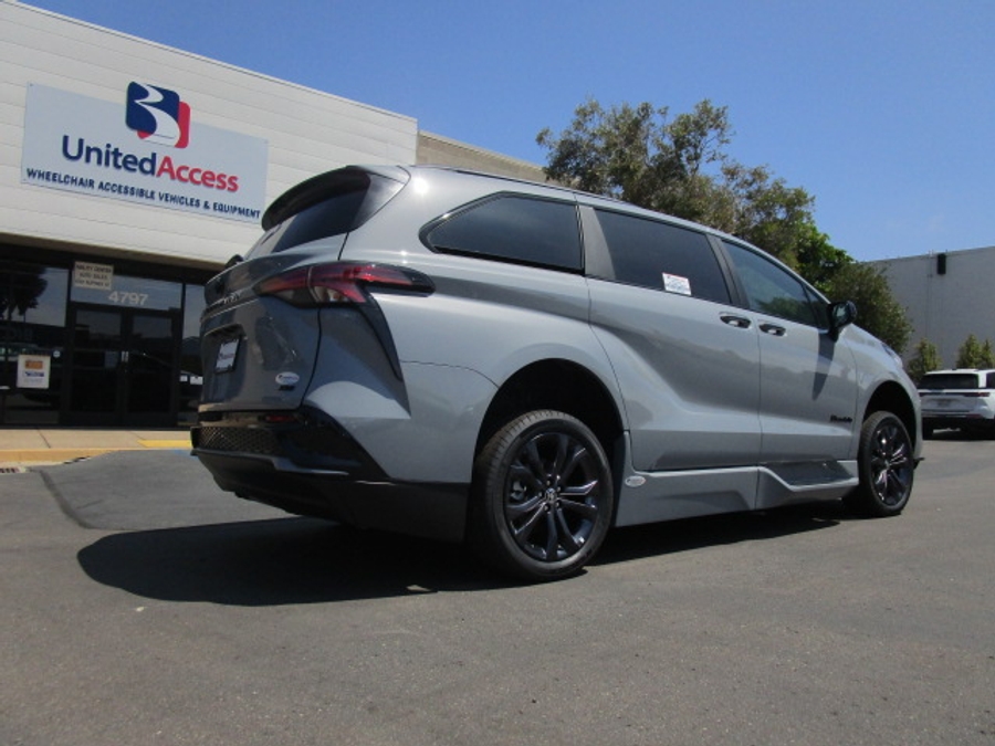 New 2025 Toyota Sienna Hybrid XSE Sport - BraunAbility Side Entry Entry In Floor Automatic Ramp