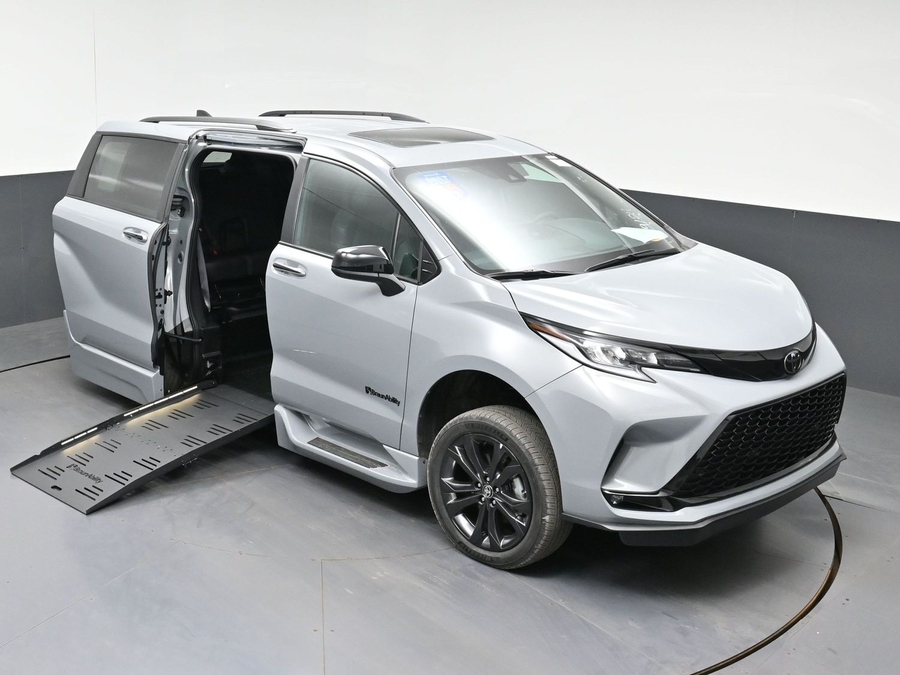 New 2026 Toyota Sienna Hybrid XSE Sport - BraunAbility Side Entry Fold Out Automatic Ramp