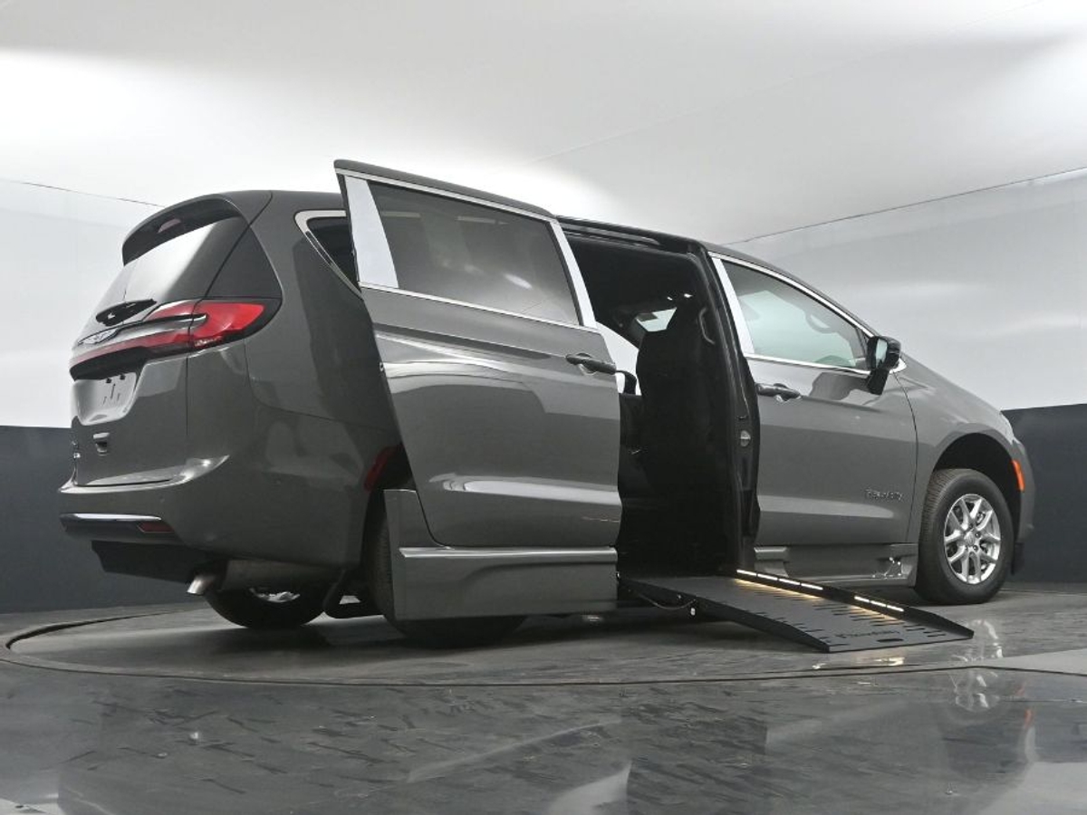 Grey Chrysler Pacifica image number 11