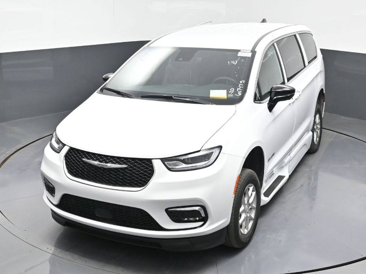 White Chrysler Pacifica image number 7