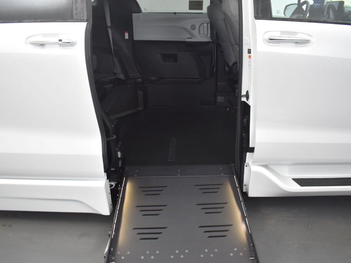 White Toyota Sienna image number 11