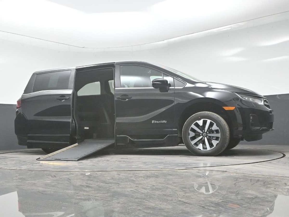 Black Honda Odyssey image number 18
