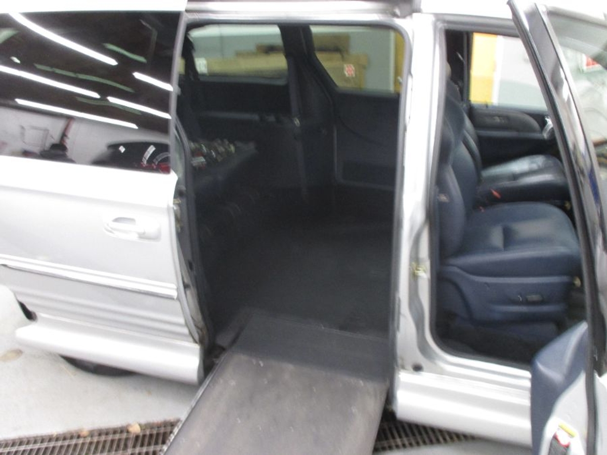 2003 CHRYSLER TOWN AND COUNTRY - Image 9