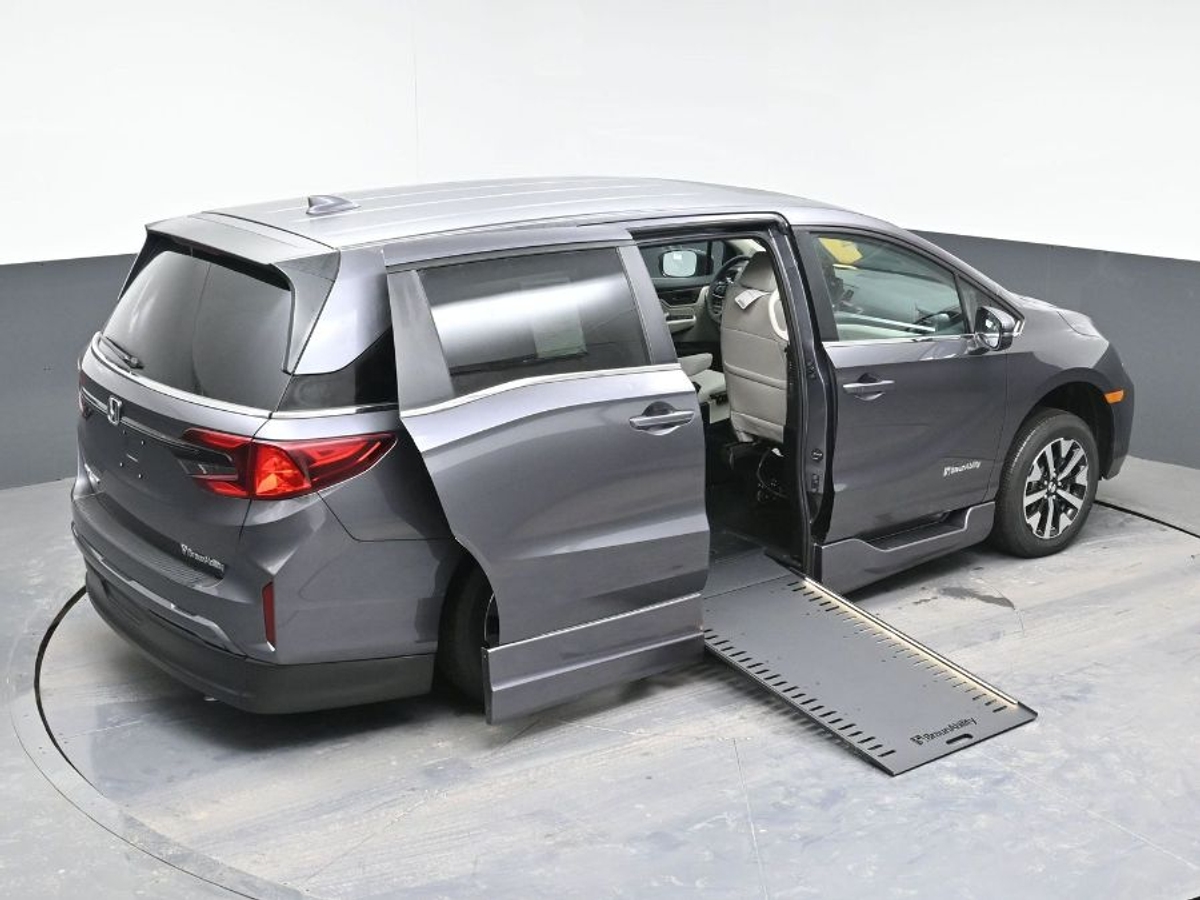 Grey Honda Odyssey image number 24