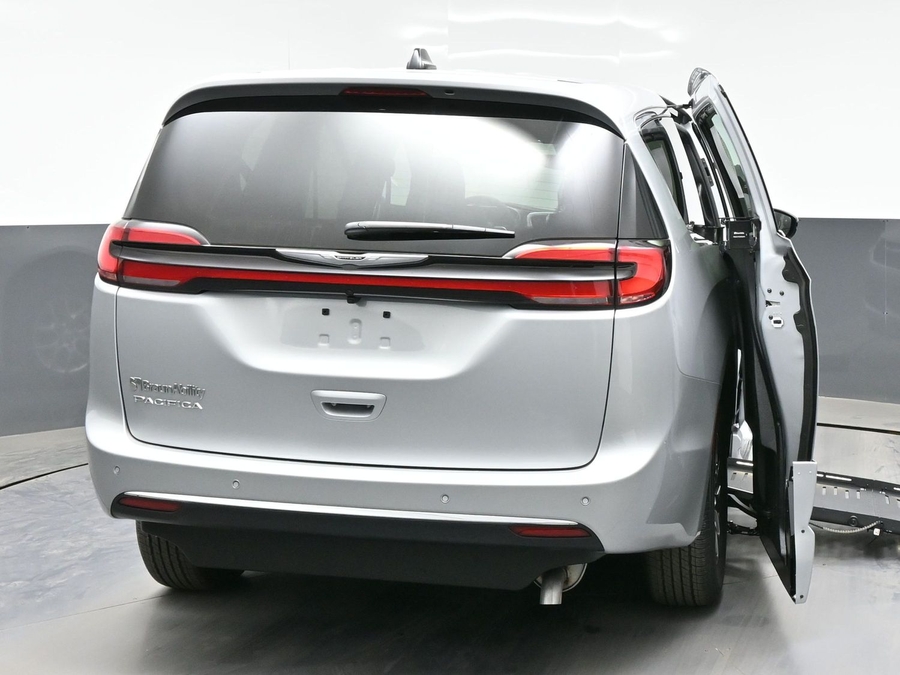 Silver Chrysler Pacifica image number 5