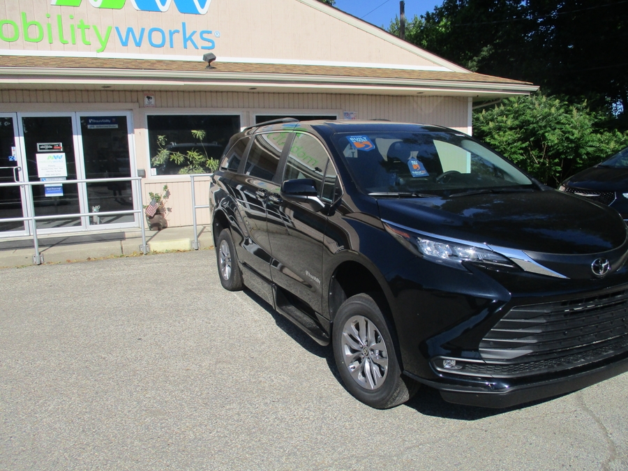 Black Toyota Sienna image number 2