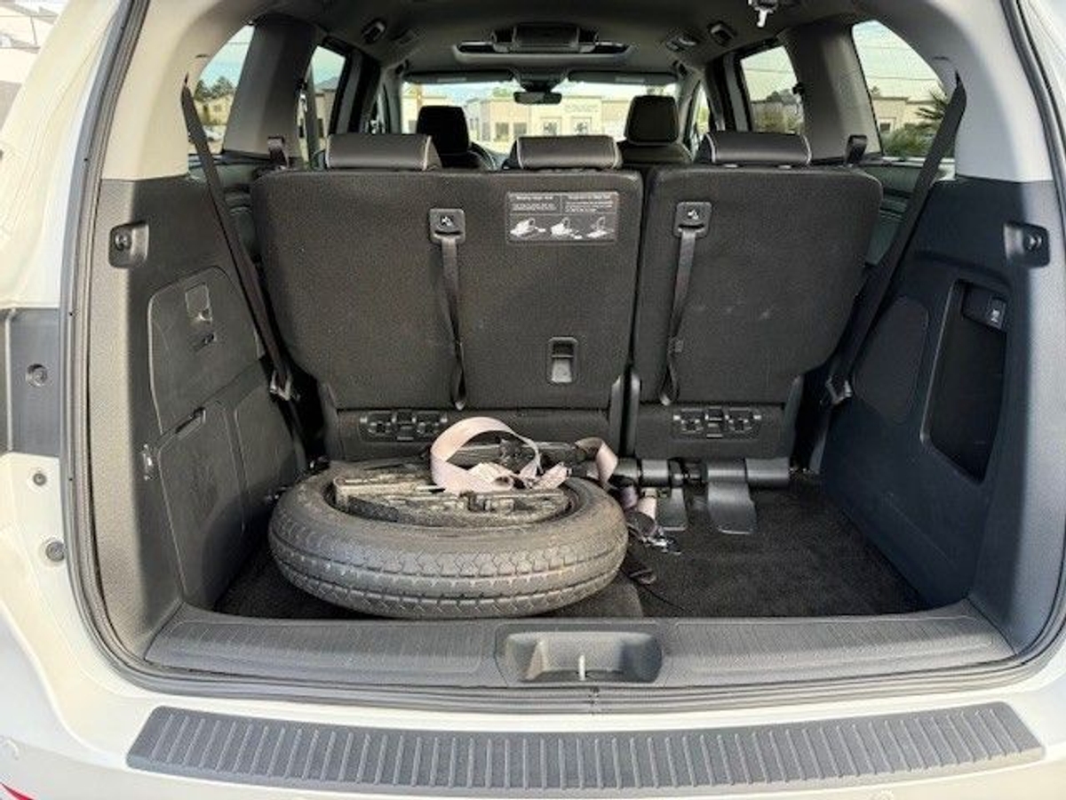 White Honda Odyssey image number 8