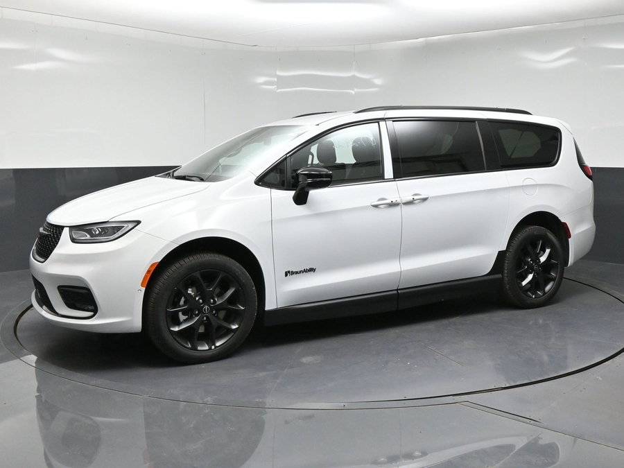 New 2026 Chrysler Pacifica Select Sport - BraunAbility Side Entry Fold Out Manual Ramp