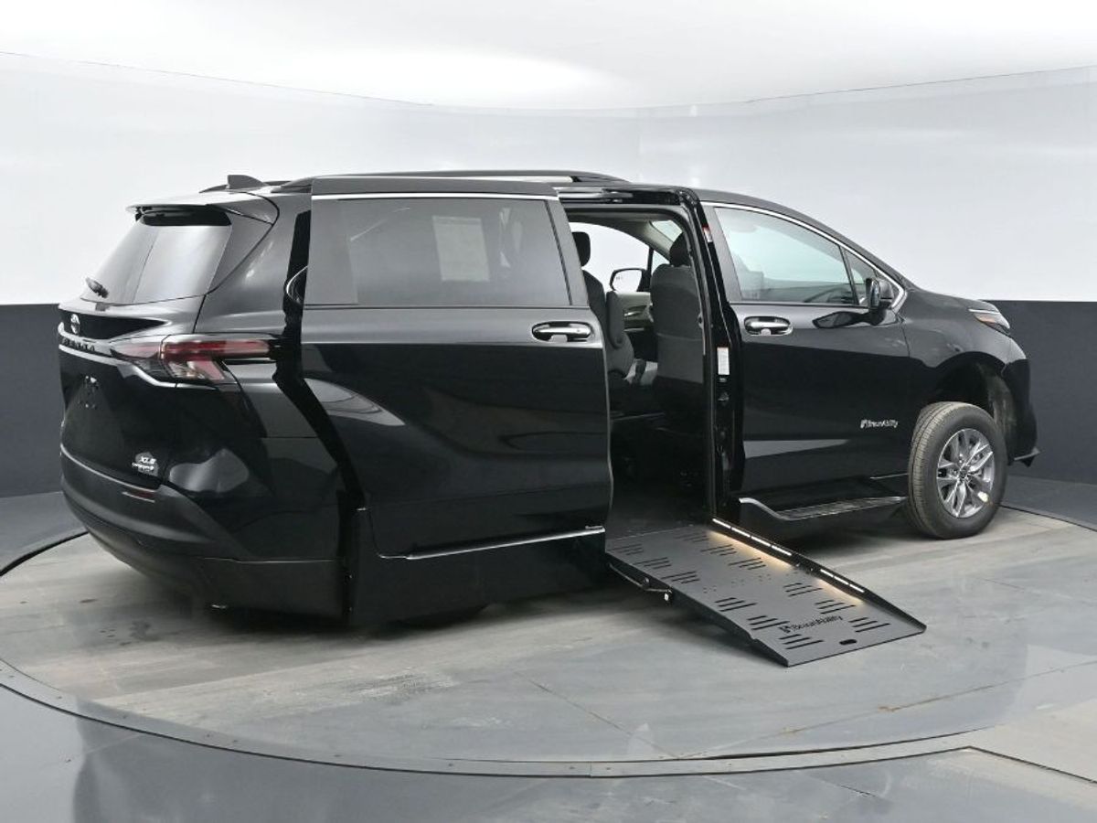 Black Toyota Sienna image number 23