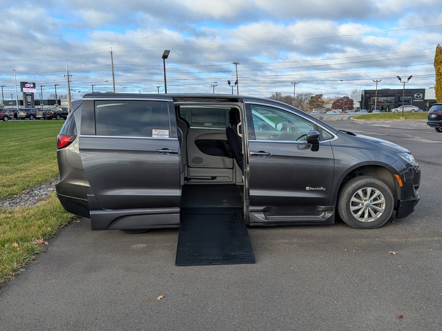 Used 2018 Chrysler Pacifica Touring L Plus - BraunAbility Side Entry Entry In Floor Automatic Ramp