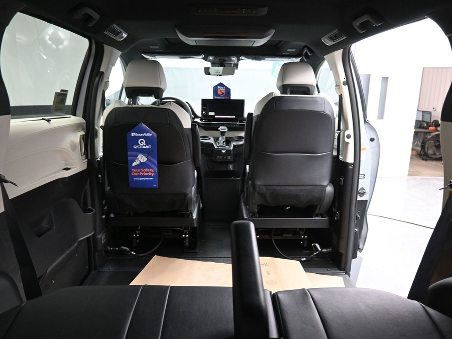 New 2025 Toyota Sienna Hybrid Platinum - BraunAbility Side Entry Entry In Floor Automatic Ramp