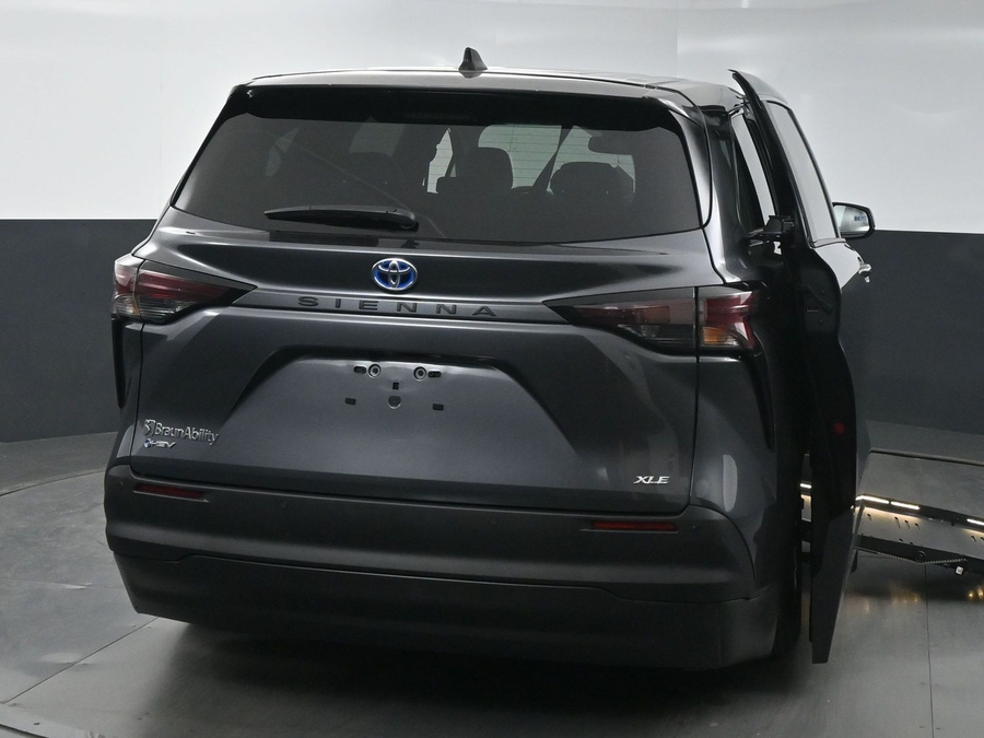 New 2025 Toyota Sienna Hybrid XLE Base - BraunAbility Side Entry Entry Fold Out Automatic Ramp