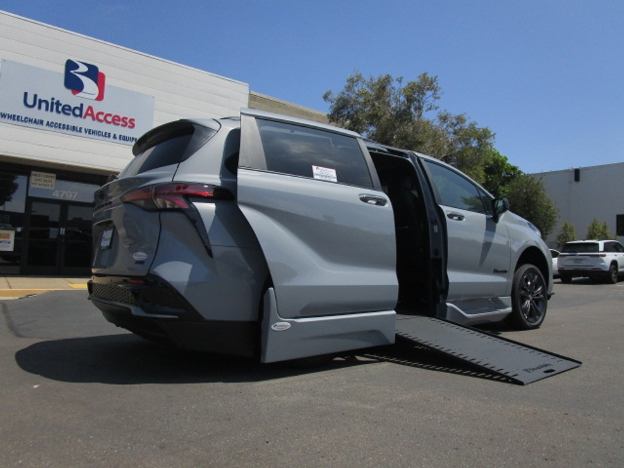 New 2026 Toyota Sienna Hybrid XSE Sport - BraunAbility Side Entry Entry Fold Out Automatic Ramp