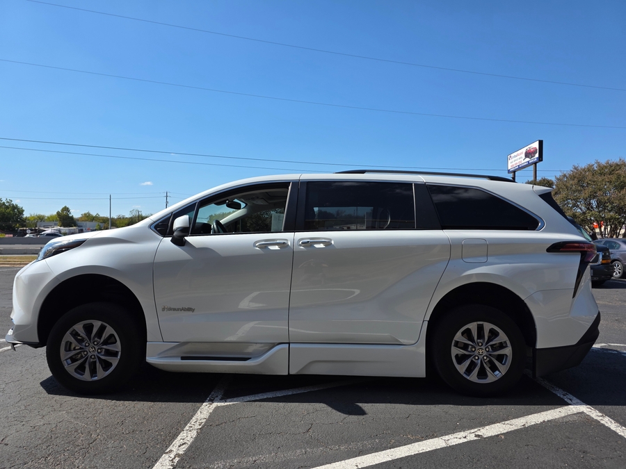 Used 2022 Toyota Sienna Hybrid XLE Base - BraunAbility Side Entry Entry In Floor Automatic Ramp