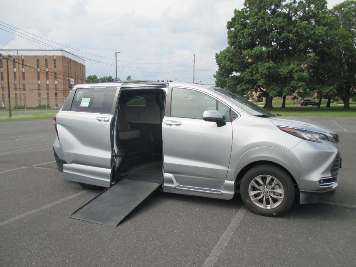 2022 TOYOTA SIENNA - Image 1
