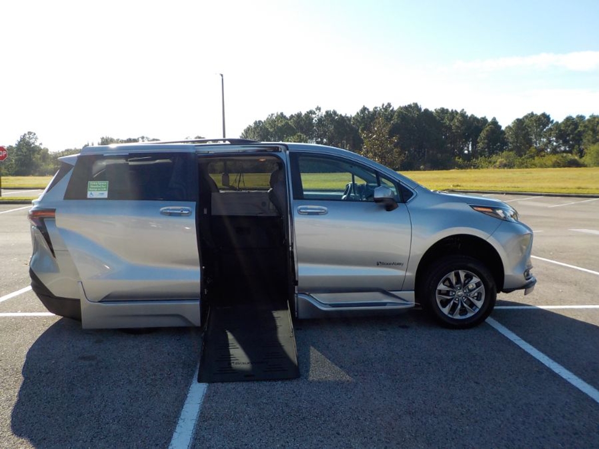 2025 Toyota Sienna XLE's photo