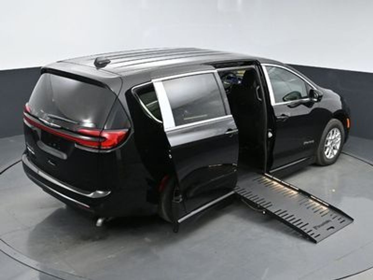 2025 Chrysler Pacifica Select - Photo 14