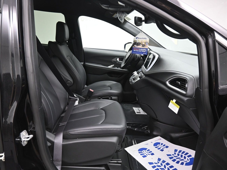 New 2026 Chrysler Pacifica Select Safety - BraunAbility Side Entry Fold Out Automatic Ramp