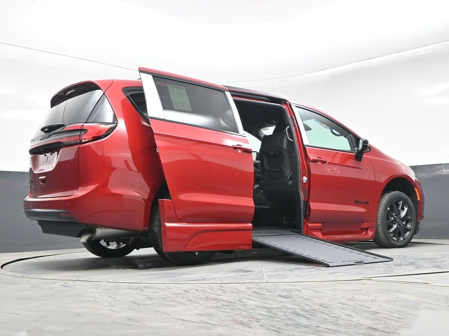 New 2026 Chrysler Pacifica Select Sport - BraunAbility Side Entry In Floor Automatic Ramp