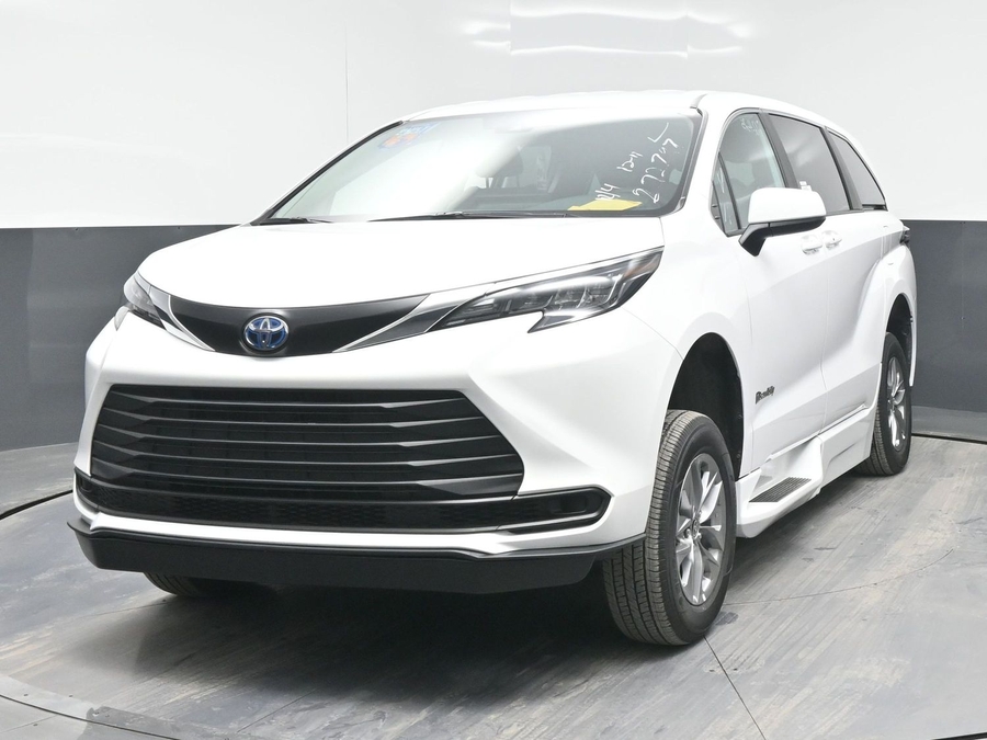 New 2025 Toyota Sienna Hybrid LE - BraunAbility Side Entry Entry Fold Out Automatic Ramp