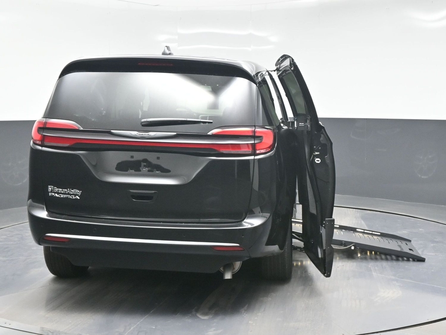 Black Chrysler Pacifica image number 5