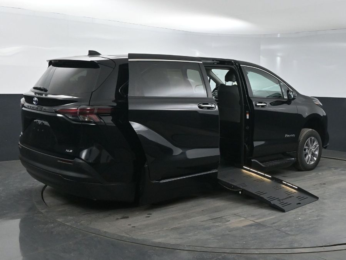 2025 TOYOTA SIENNA - Image 4