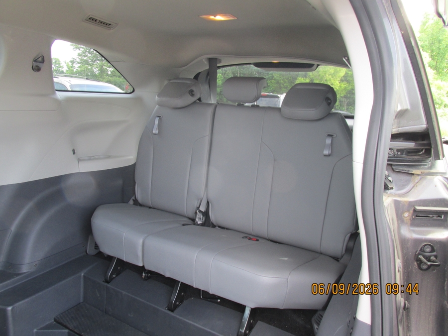 Grey Toyota Sienna image number 13