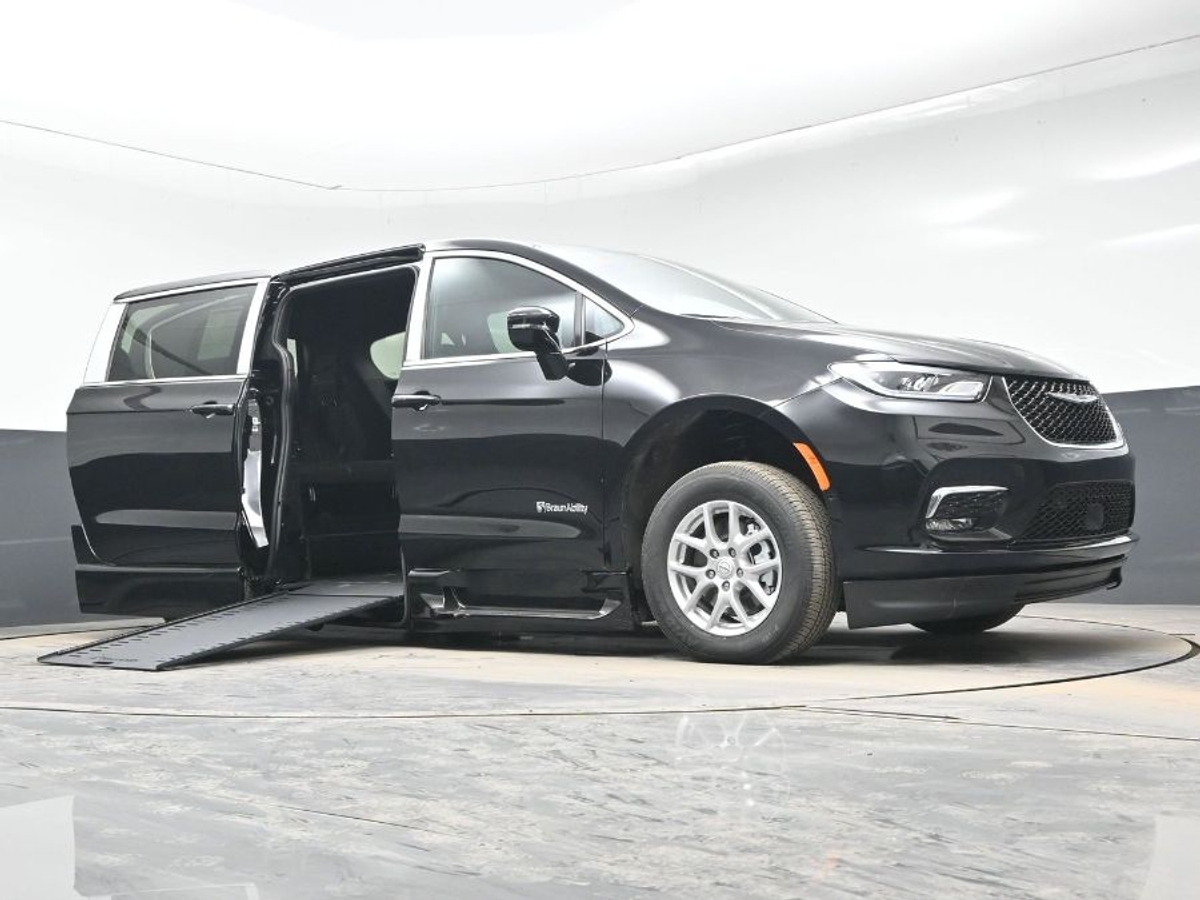 Black Chrysler Pacifica image number 23