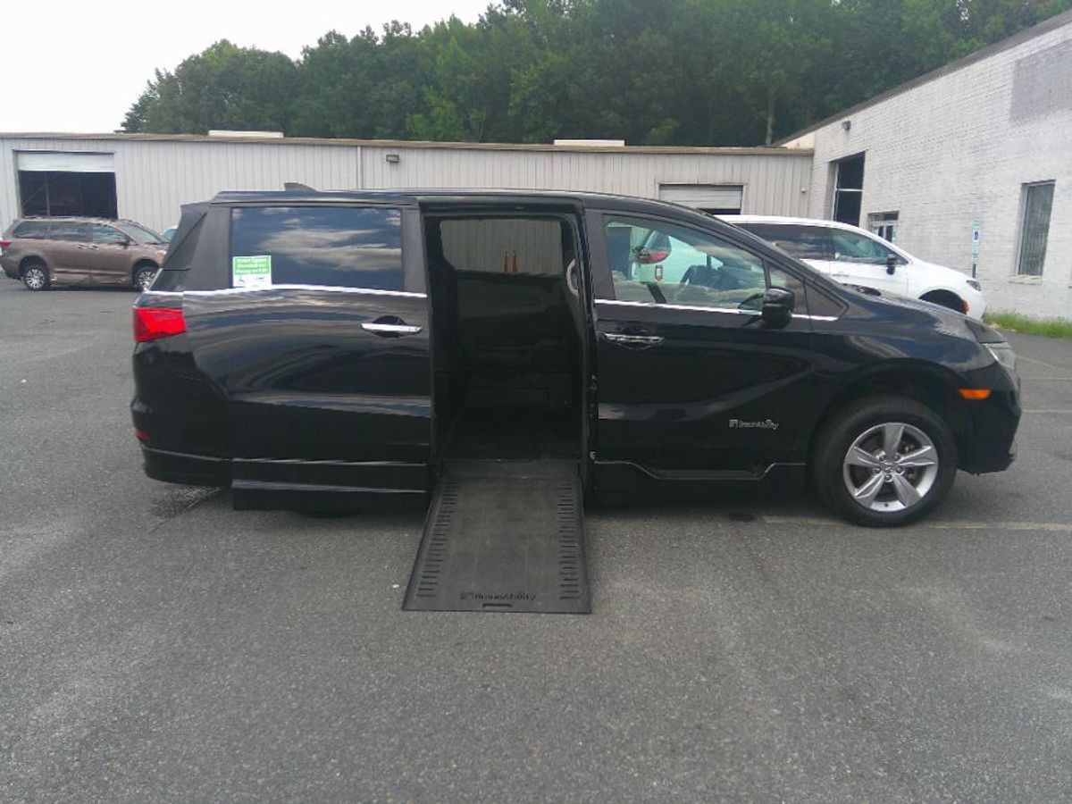 Black Honda Odyssey image number 7