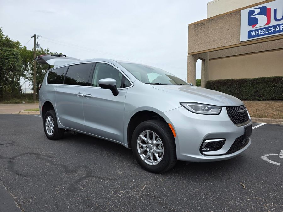 Used 2023 Chrysler Pacifica Touring L -   Entry  Ramp