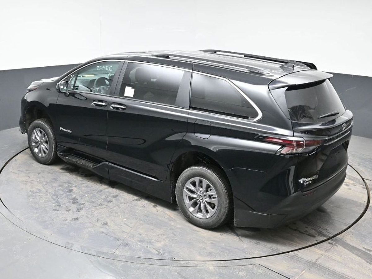 Black Toyota Sienna image number 24