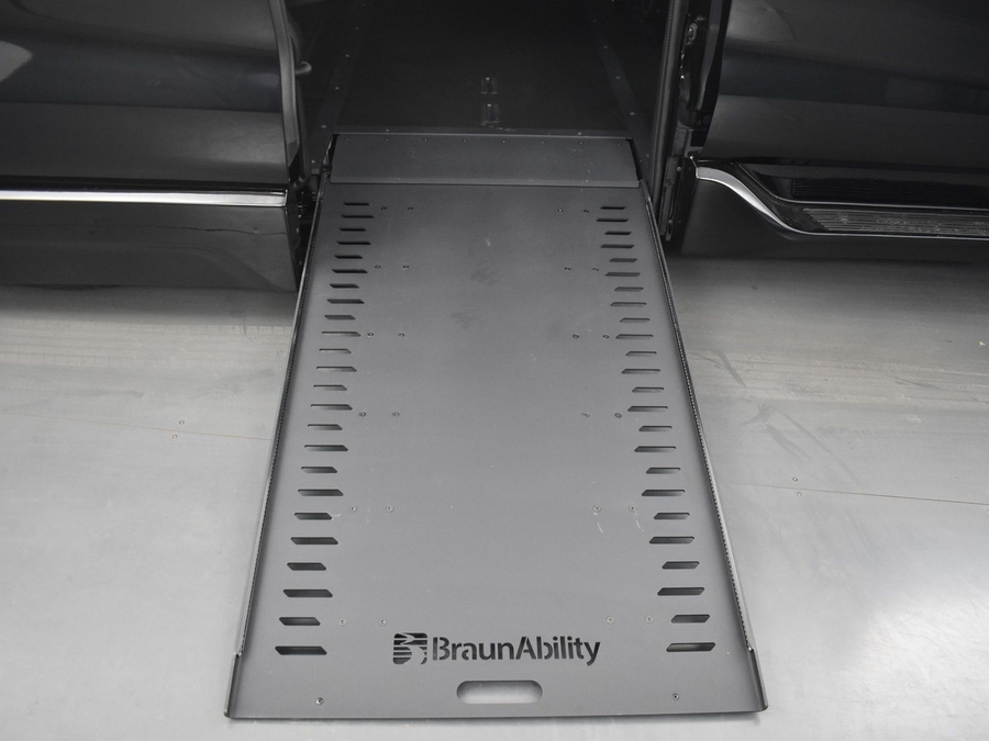 New 2025 Toyota Sienna Hybrid XSE Sport - BraunAbility Side Entry Entry In Floor Automatic Ramp