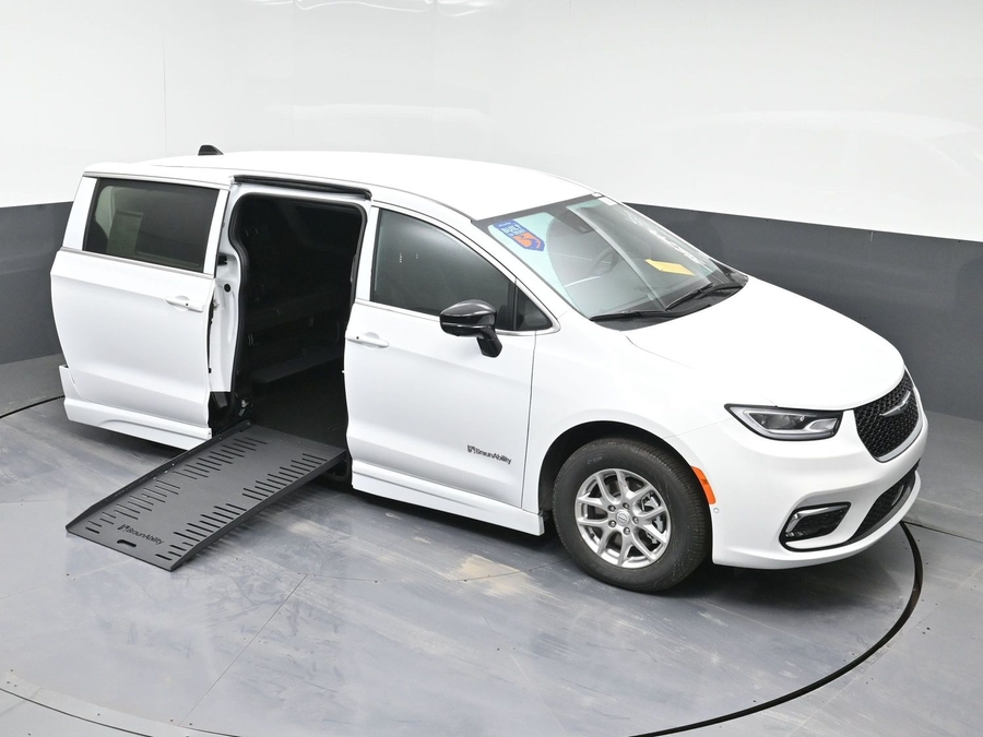 White Chrysler Pacifica image number 22