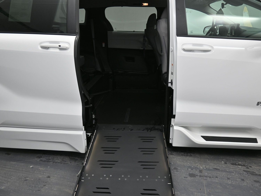 New 2025 Toyota Sienna Hybrid LE - BraunAbility Side Entry Entry Fold Out Automatic Ramp