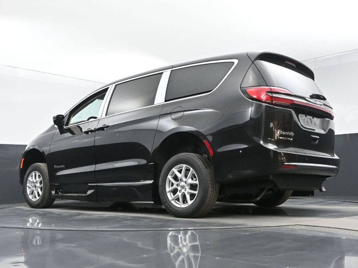 Black Chrysler Pacifica image number 11