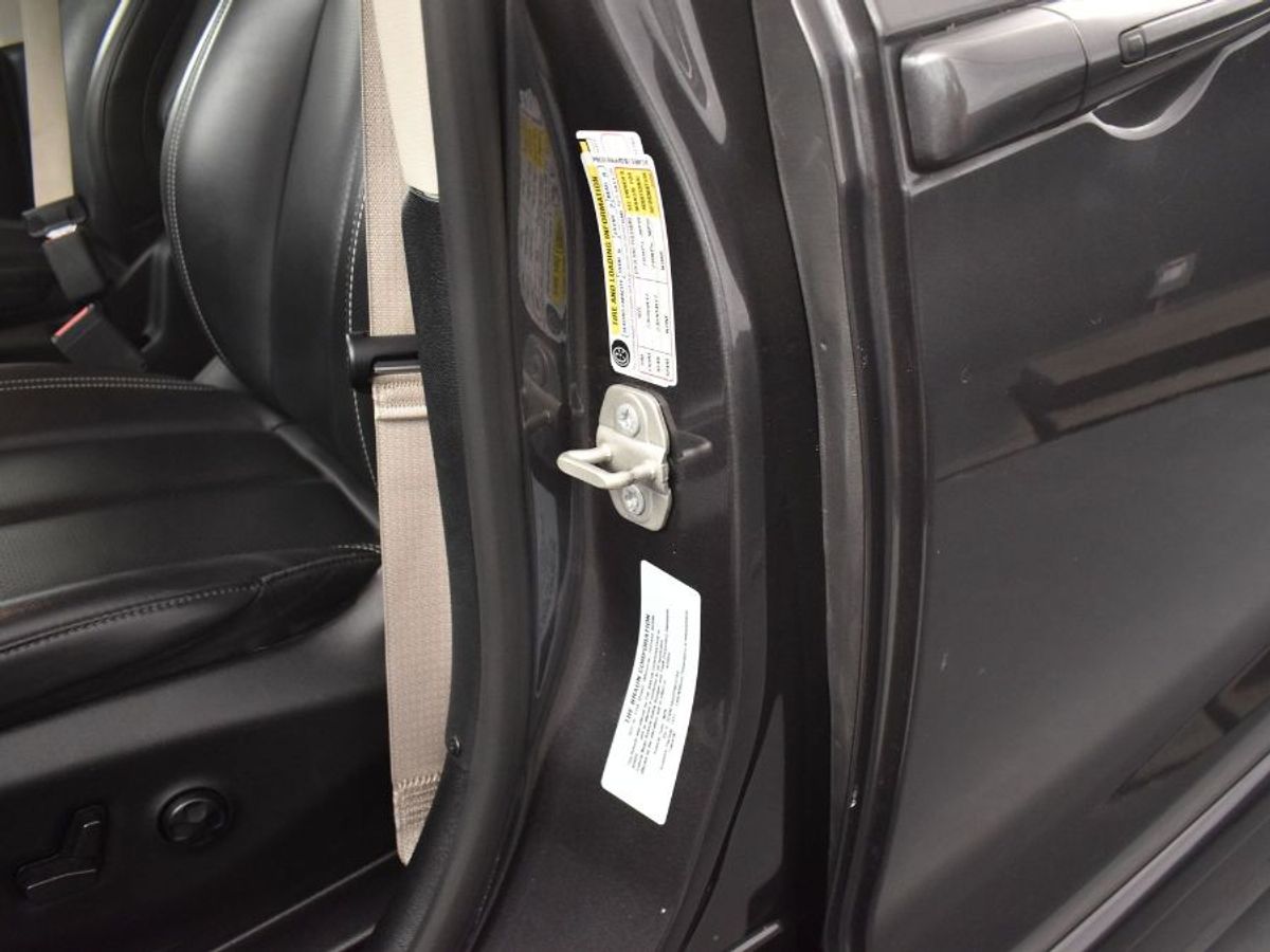 Grey Chrysler Pacifica image number 7