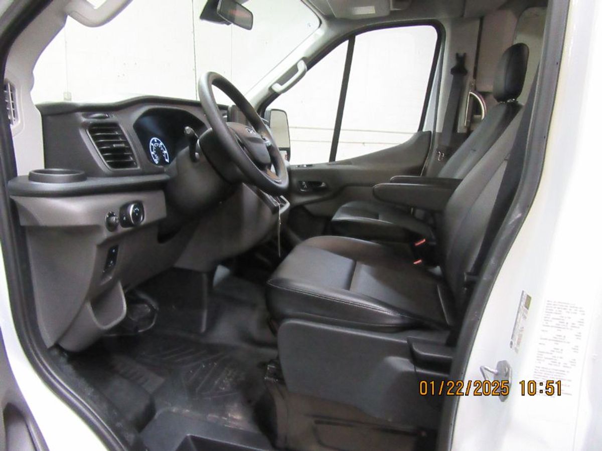 White Ford Transit image number 4