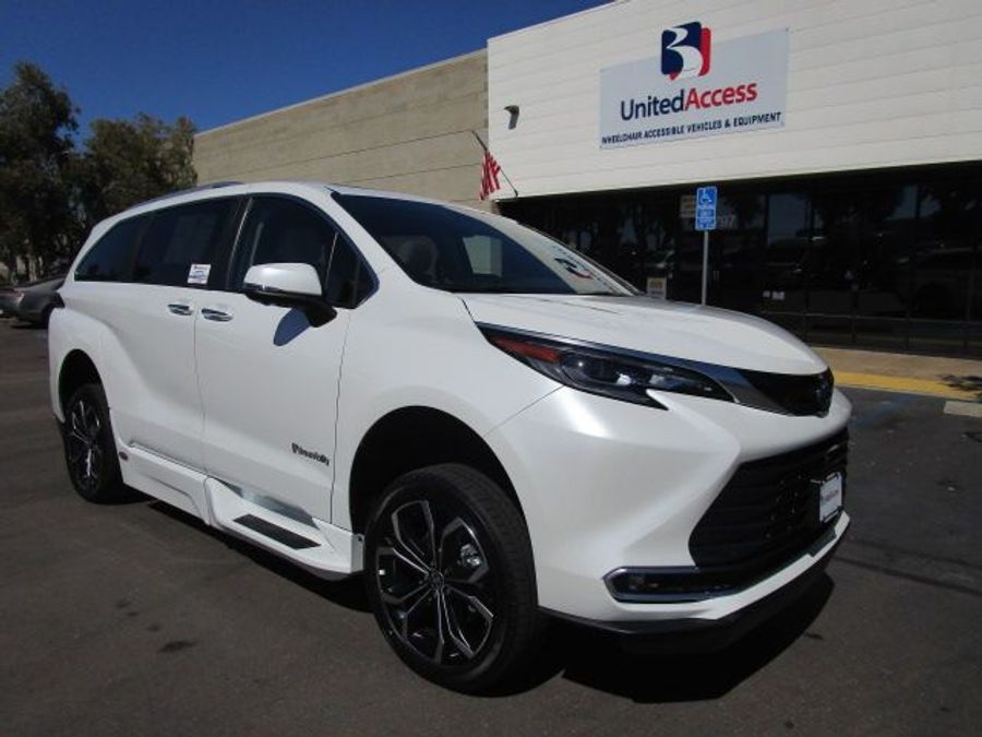 New 2025 Toyota Sienna Hybrid Platinum - BraunAbility Side Entry Entry Fold Out Automatic Ramp