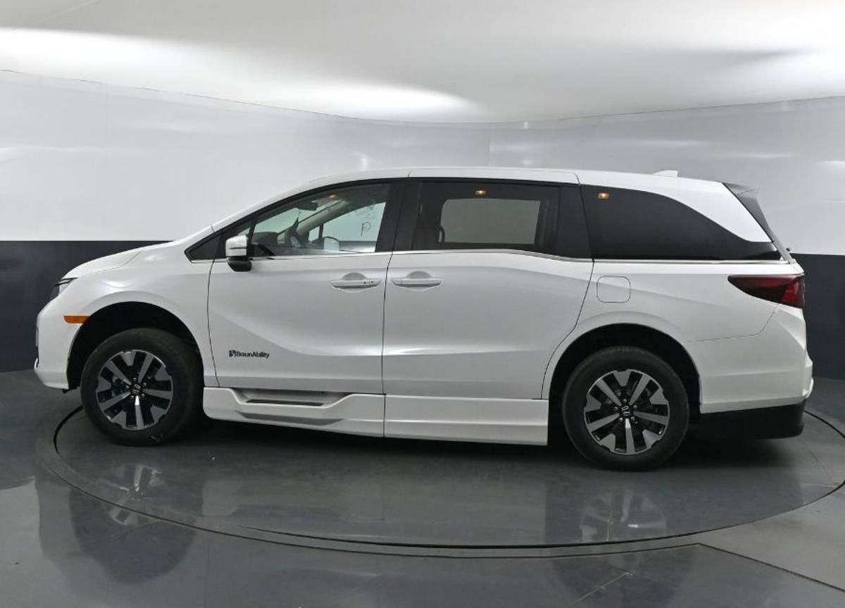 White Honda Odyssey image number 3