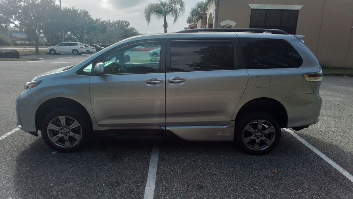 Silver Toyota Sienna image number 6