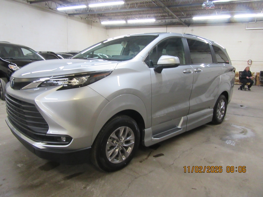 Silver Toyota Sienna image number 7